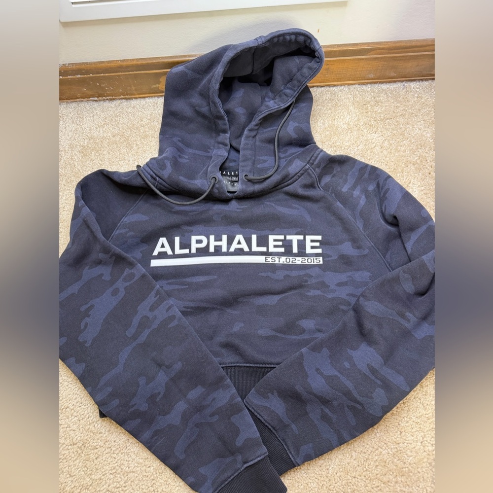 Cropped Alphalete Dark Camo Hoodie